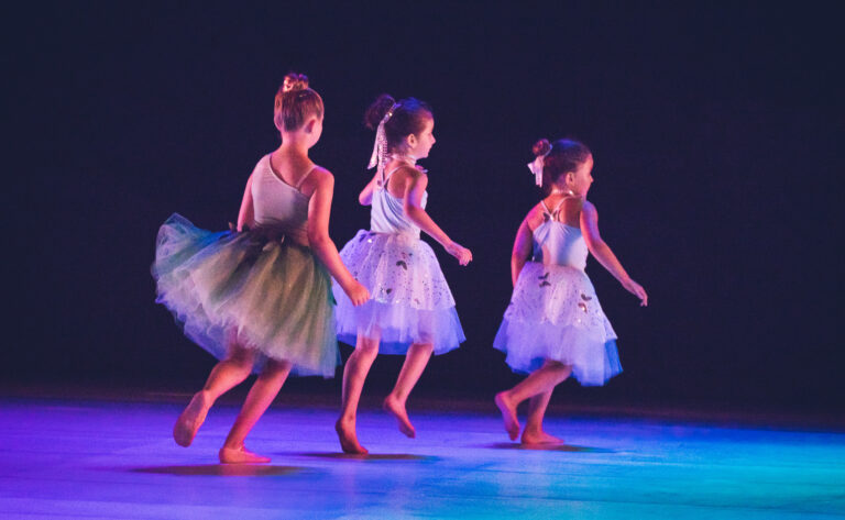 Trois petites filles en tutu dansent sur la scène du théâtre antique de Vaison-la-Romaine à l'occasion du spectacle de danse de l'école Vaison Ventoux.