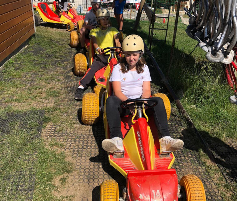 Adolescents pratiquant du déval'kart.