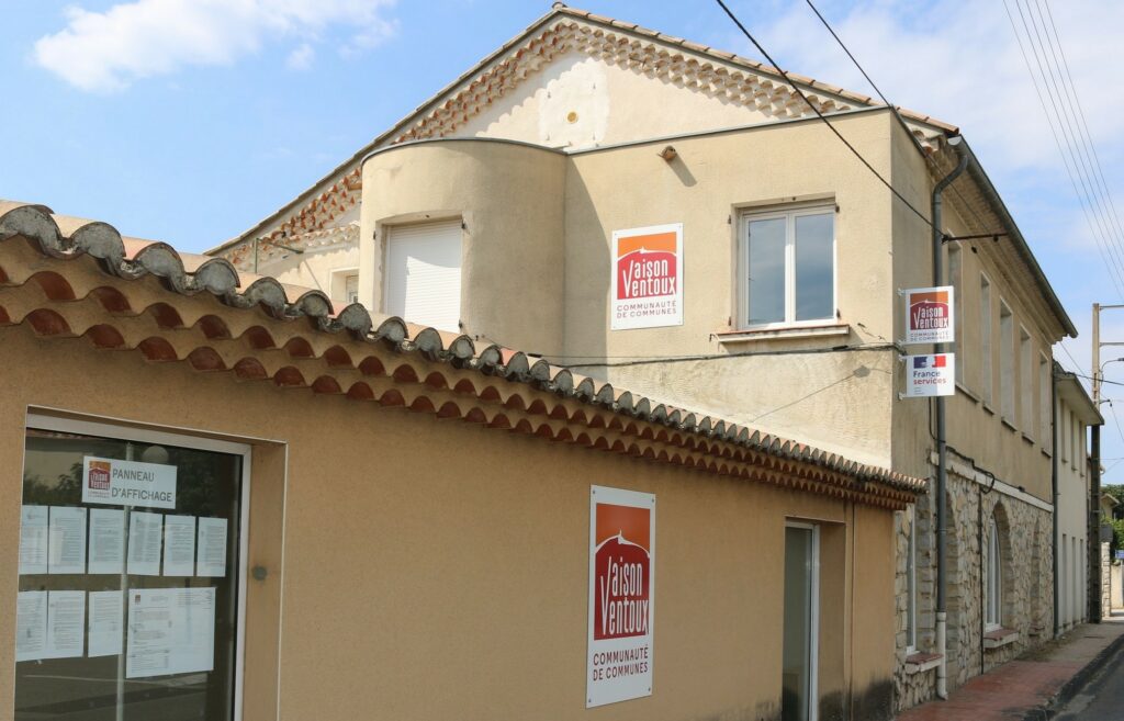 Photo du bâtiment de la Communauté de communes Vaison Ventoux qui abrite l'Espace France services.