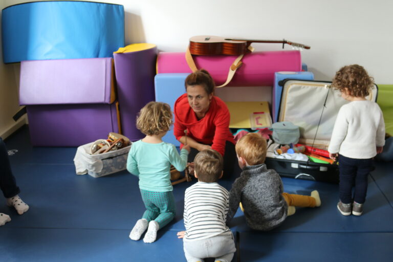 Des enfants du Relais petite enfance participent à un atelier d'éveil