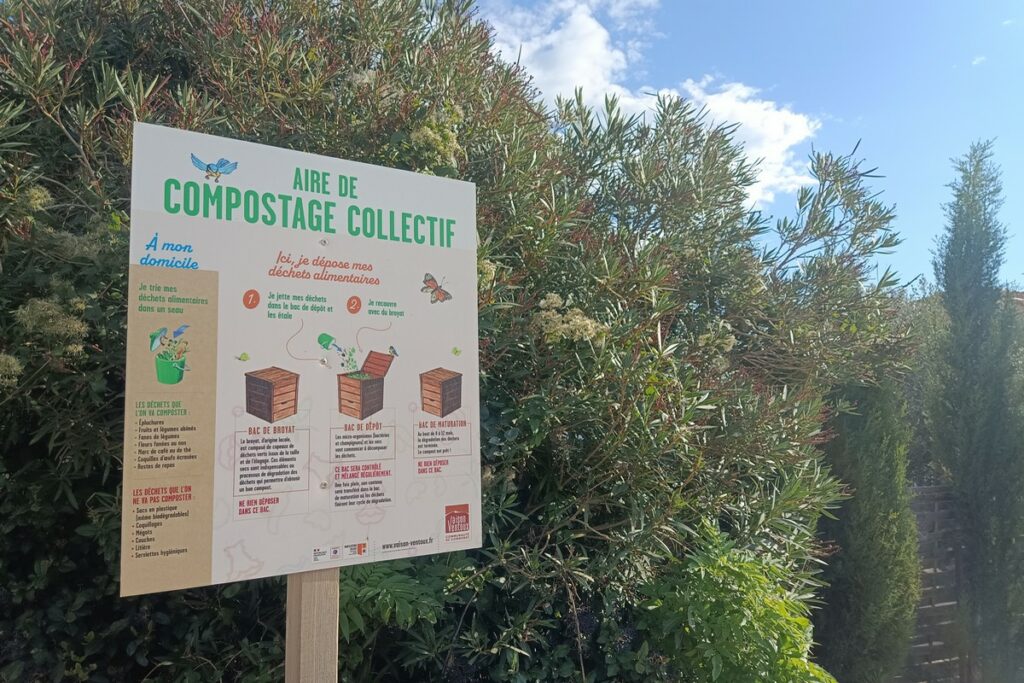 Gros plan sur le panneau d'information installé sur les aires de compostage collectif.