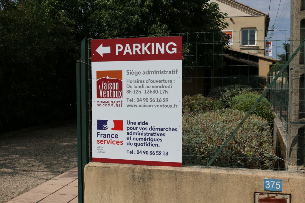 Photo du panneau qui indique le parking à l'entrée de la communauté de communes.