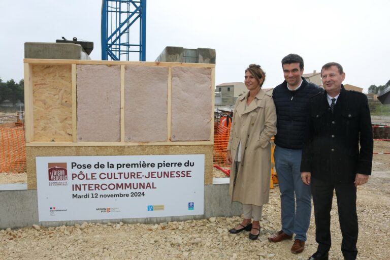 Les élus lors de la cérémonie de la pose de la première pierre du Pôle culture-jeunesse intercommunal.