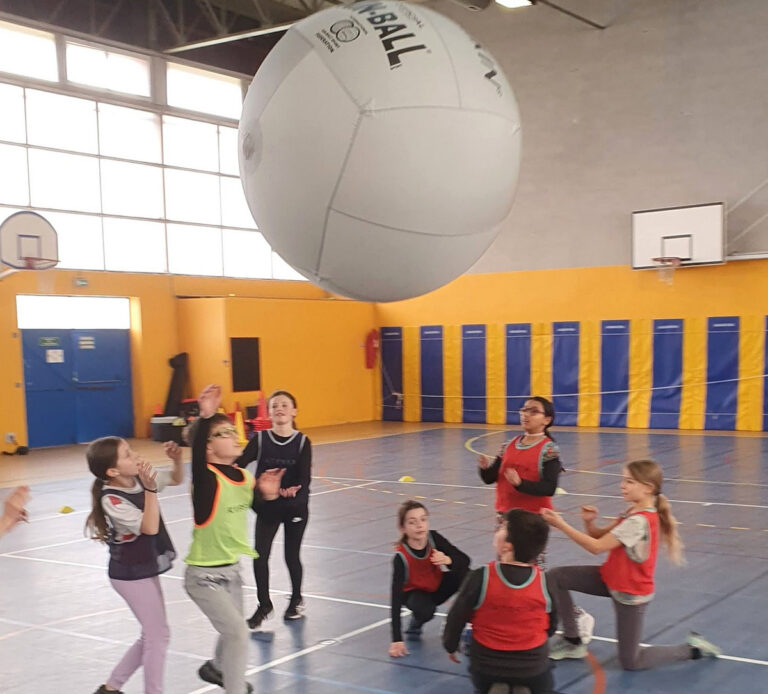 Enfants jouant au kin-ball avec Vaison Ventoux Sports.
