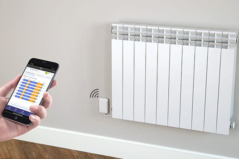 Photo d'un radiateur équipé d'un boîtier de contrôle installé par la société Voltalis