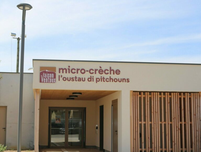 Vue sur l'entrée de la micro-crèche de Rasteau.
