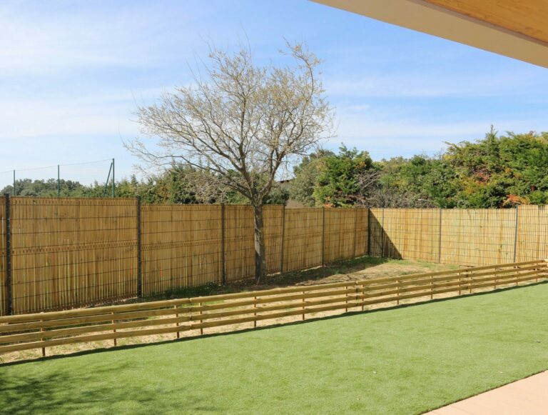 Vue depuis la terrasse située à l'arrière de la micro-crèche de Rasteau.