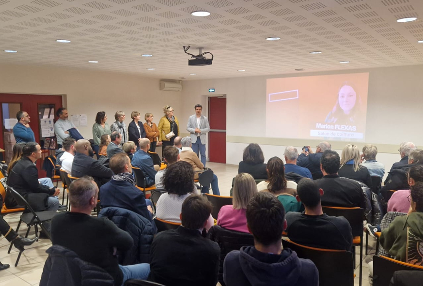 Salle de réunion remplie du public venu à la Soirée créateurs d'entreprise organisée le 13 mars 2025.