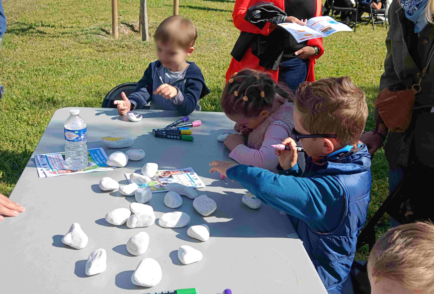 Des enfants peignent des galets.