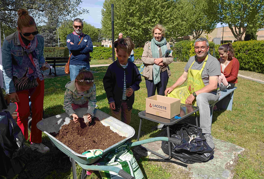 Des enfants et des parents participent à un atelier de jardinage lors de la Journée festive en famille.