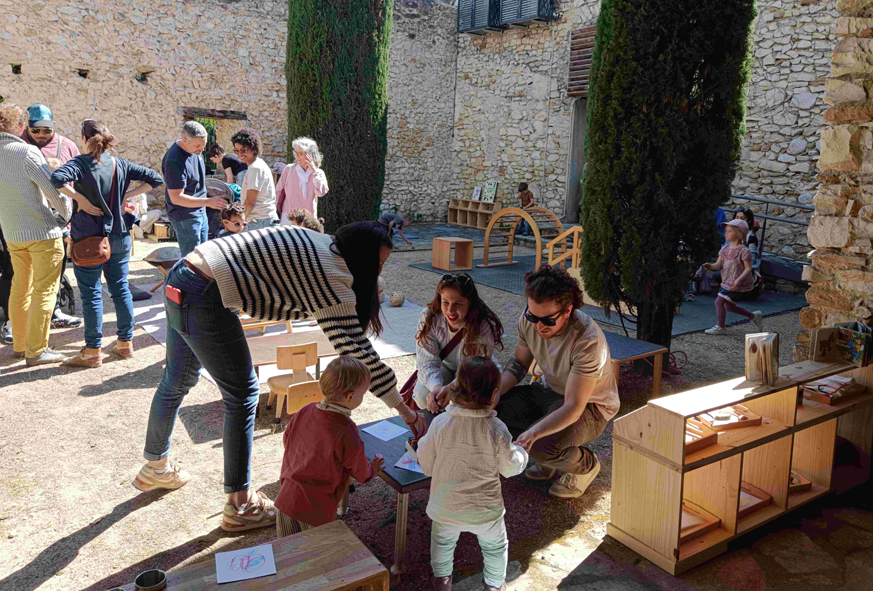 Des enfants jouent sur des structures en bois de la crèche Montessori Vaison Ventoux.