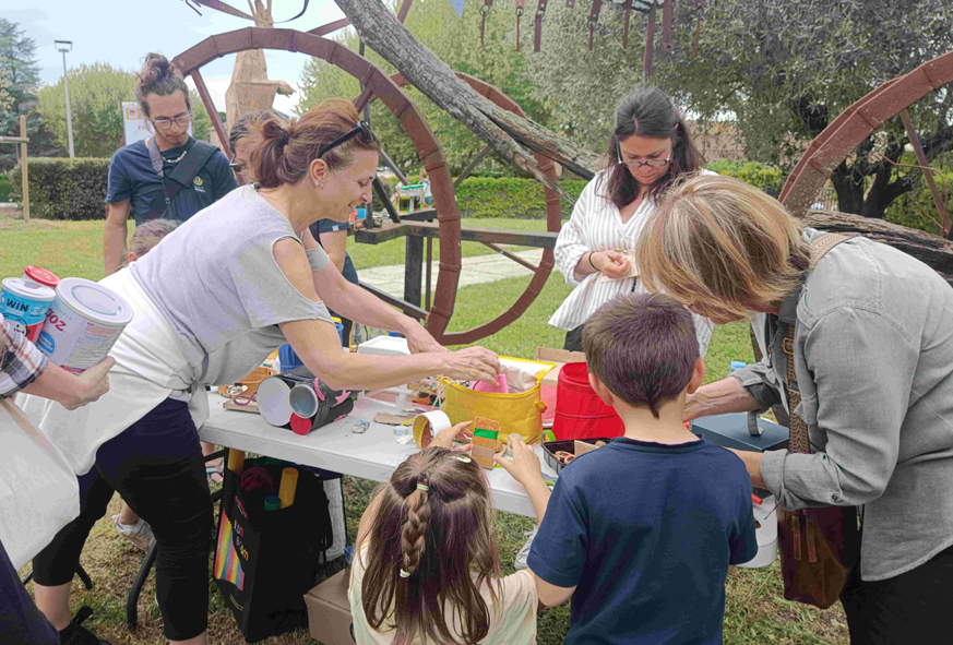 Une animatrice présente un atelier d'éveil musical à des enfants et des adultes lors de la Journée festive en famille.