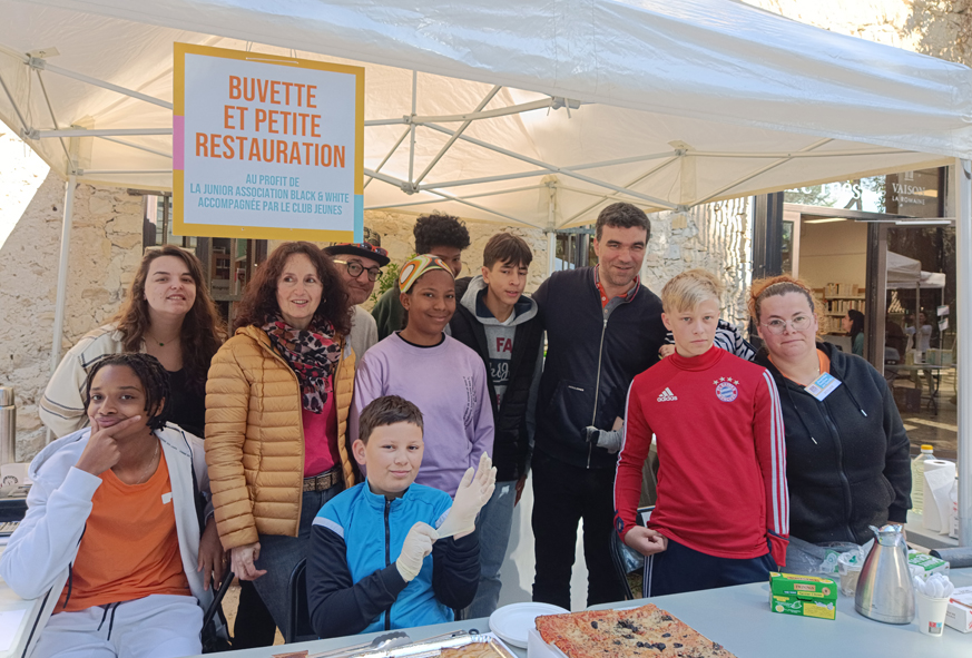 L'équipe du Club Jeunes Vaison Ventoux avec le président de la communauté de communes, Jean-François Périlhou, et les jeunes de la junior association Black and White.