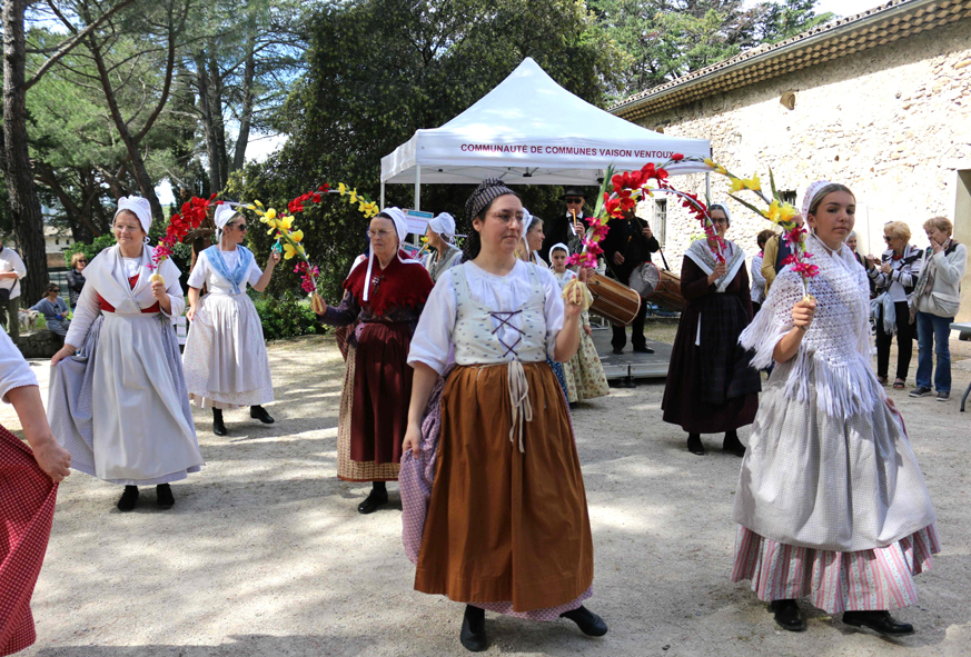 Des danseuses en habit folklorique provençal interprètent une danse lors de la journée festive en famille.