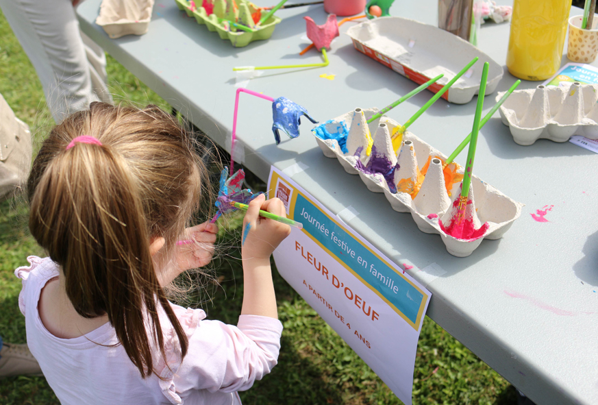 Petite fille participant à un atelier créatif lors de la Journée festive en famille 2025.