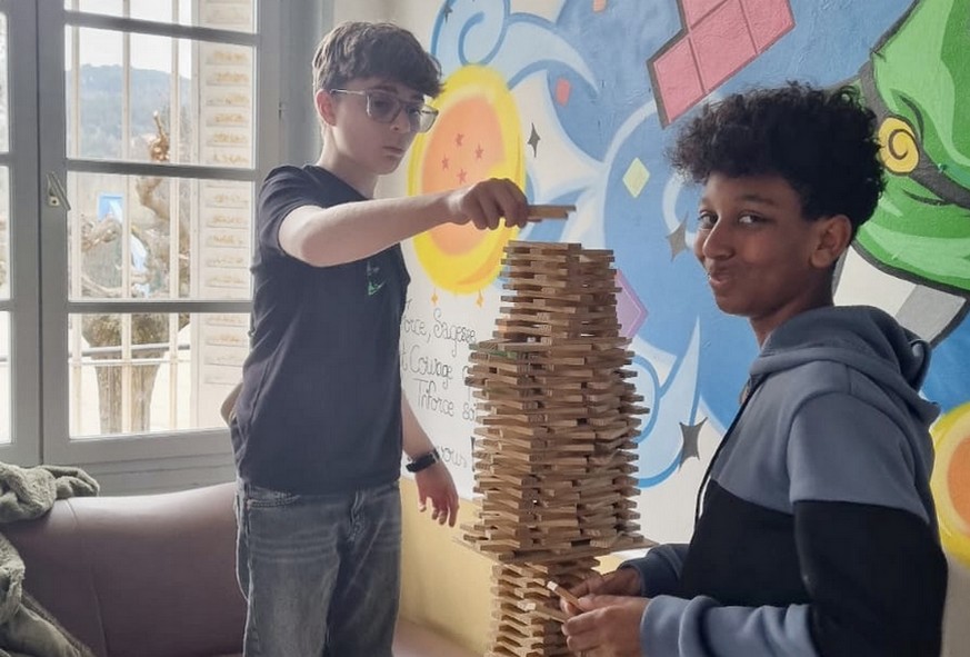 Deux ados du Club Jeunes jouent avec des Kapla.