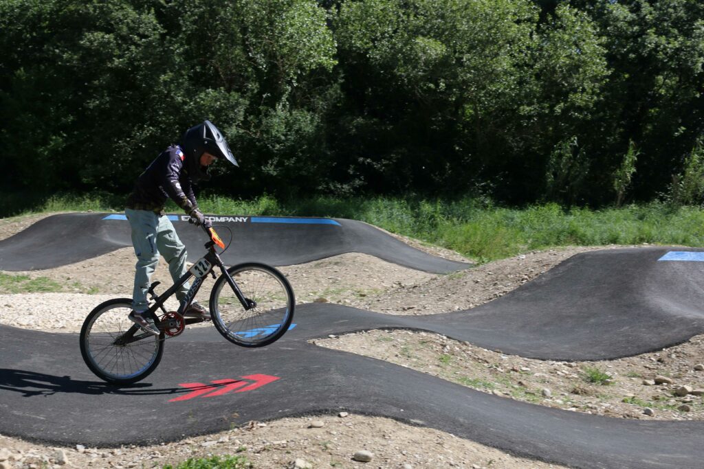 Un enfant sur le nouveau pumptrack de Vaison-la-Romaine.