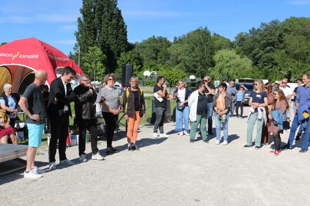 Le public rassemblé pour la remise des prix de la semaine Tous à vélo en Vaison Ventoux.