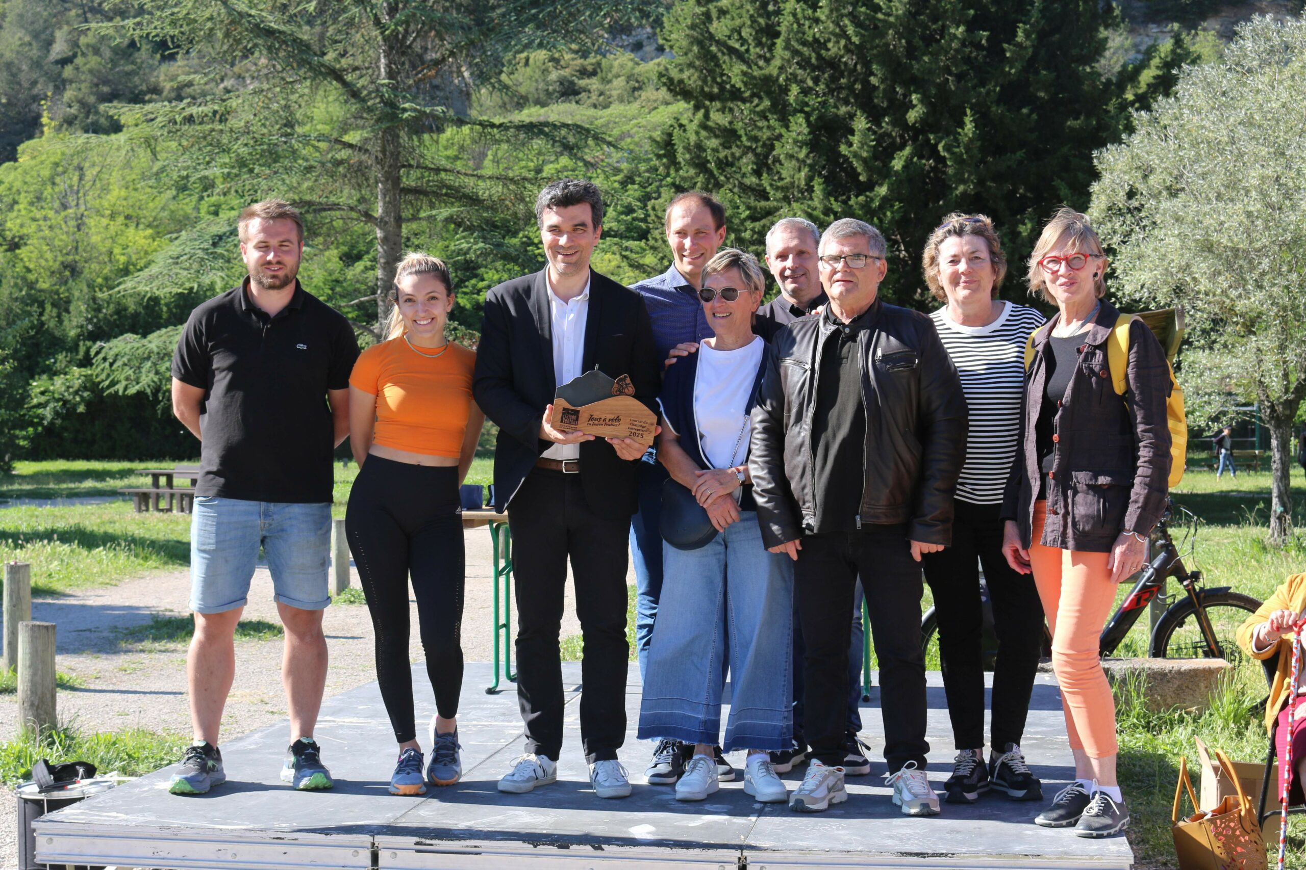 Les élus de la communauté de communes Vaison Ventoux et les partenaires de la semaine Tous à vélo en Vaison Ventoux, lors de la remise des prix le samedi 24 mai 2025.