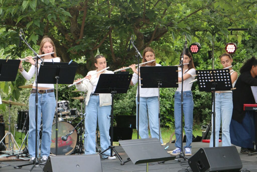 L'ensemble de flûtes lors d'un concert en plein air.