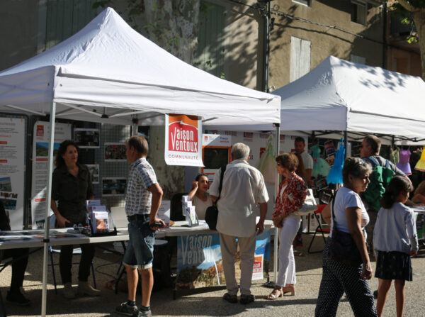 Photo du stand de la Communauté de communes Vaison Ventoux sur le forum des associations 2023 à Vaison-la-Romaine.