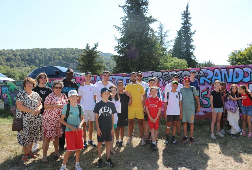 Des ados du club jeunes posent de la fresque peinte à l'Espace Théos de Vaison-la-Romaine.