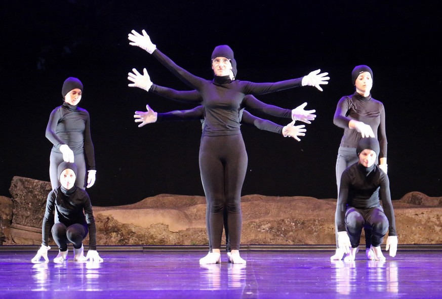 Danseuses de l'école de danse lors du spectacle au théâtre antique de Vaison-la-Romaine.