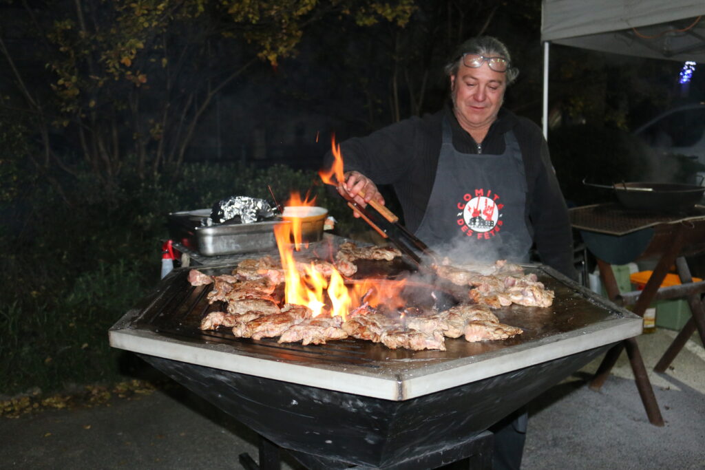 Un homme fait cuire de la viande sur le brasero des Automnales lors de l'édition 2024.