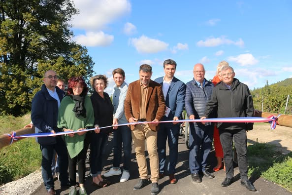 Élus et financeurs coupent le ruban lors de l'inauguration du 1er tronçon de la Véloroute de l'Ouvèze.