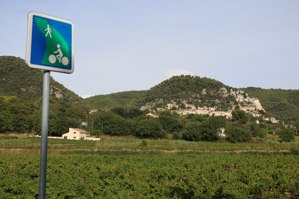 Vue sur le village de Séguret depuis depuis la voie verte de la Véloroute de l'Ouvèze.