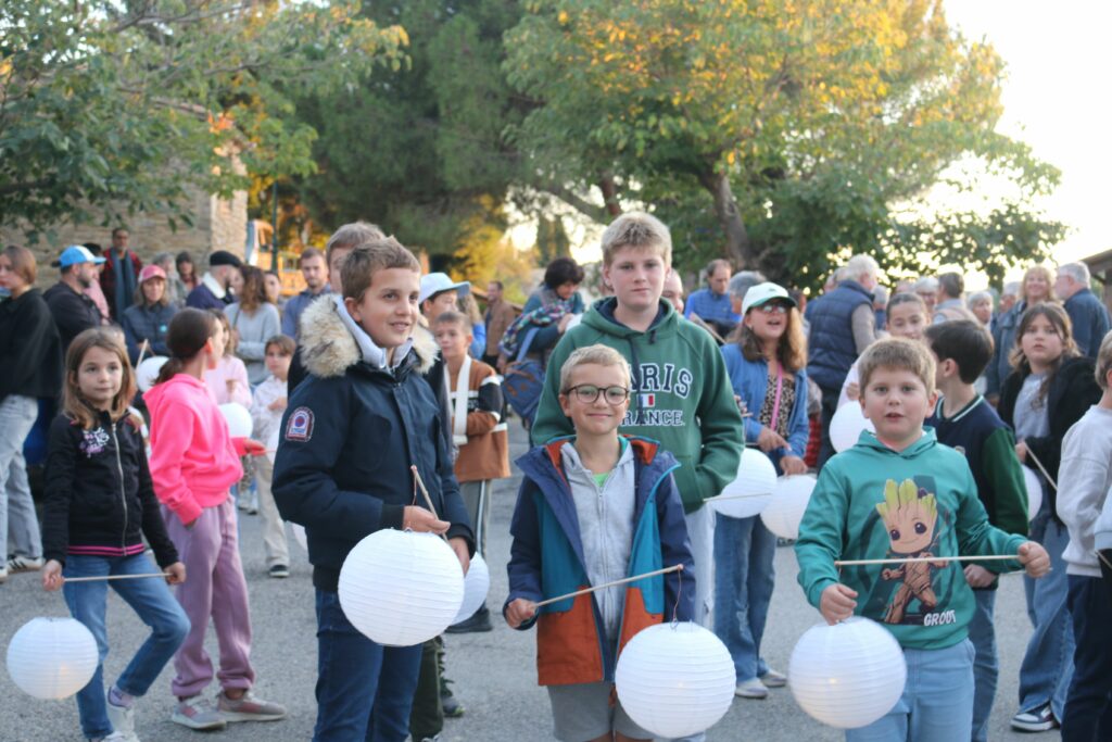 Plusieurs enfants tenant des lampions s'apprêtent à défiler à Faucon pour les Automnales.