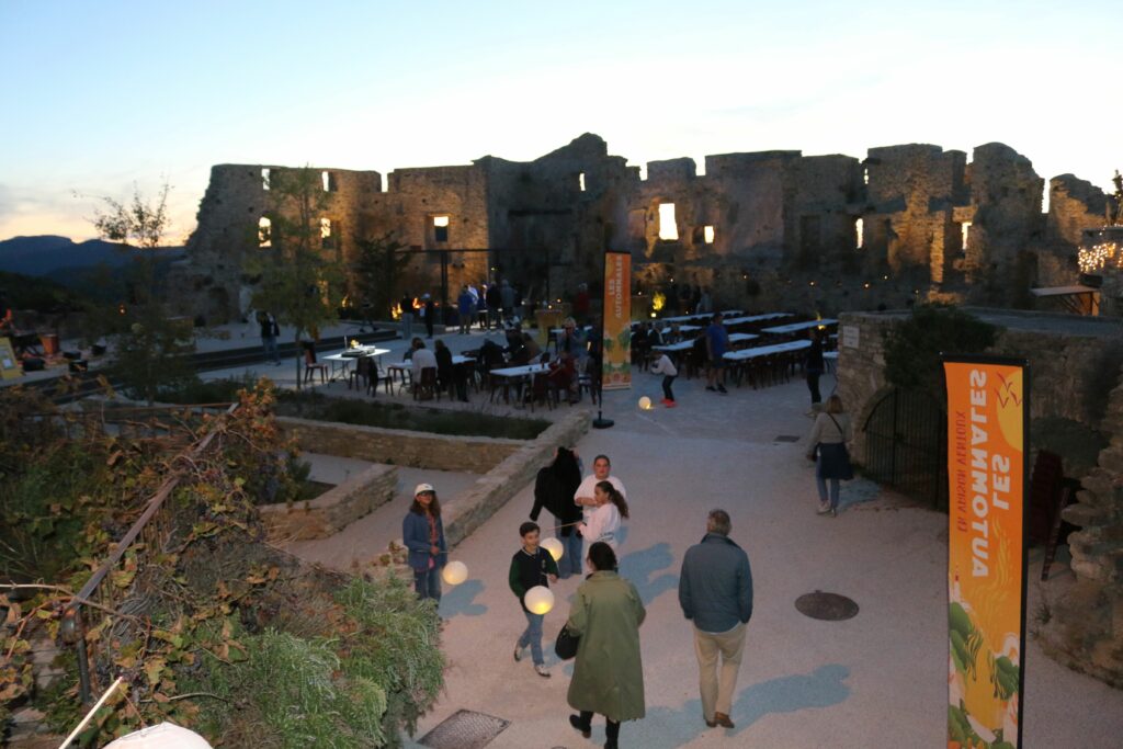 Vue d'ensemble de la place des remparts à Faucon, à la tombée de la nuit.
