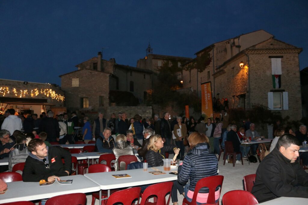 Les participants aux Automnales sont installés sur les tables de la place de Faucon.