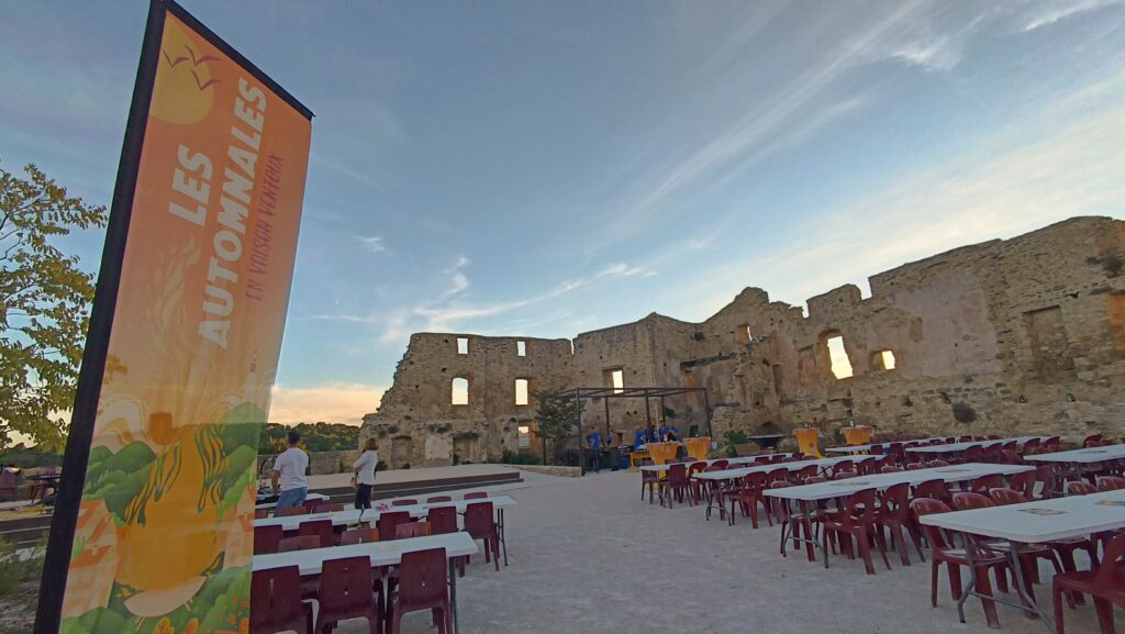 Vue de la place du 30 mai 1565 de Faucon, avec les remparts qui entourent la place en arrière plan et l'oriflamme des Automnales au premier plan.