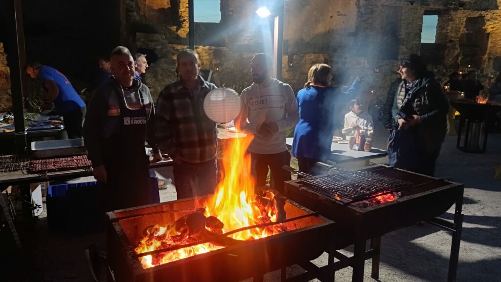 Un barbecue des Automnales présente une belle flamme.