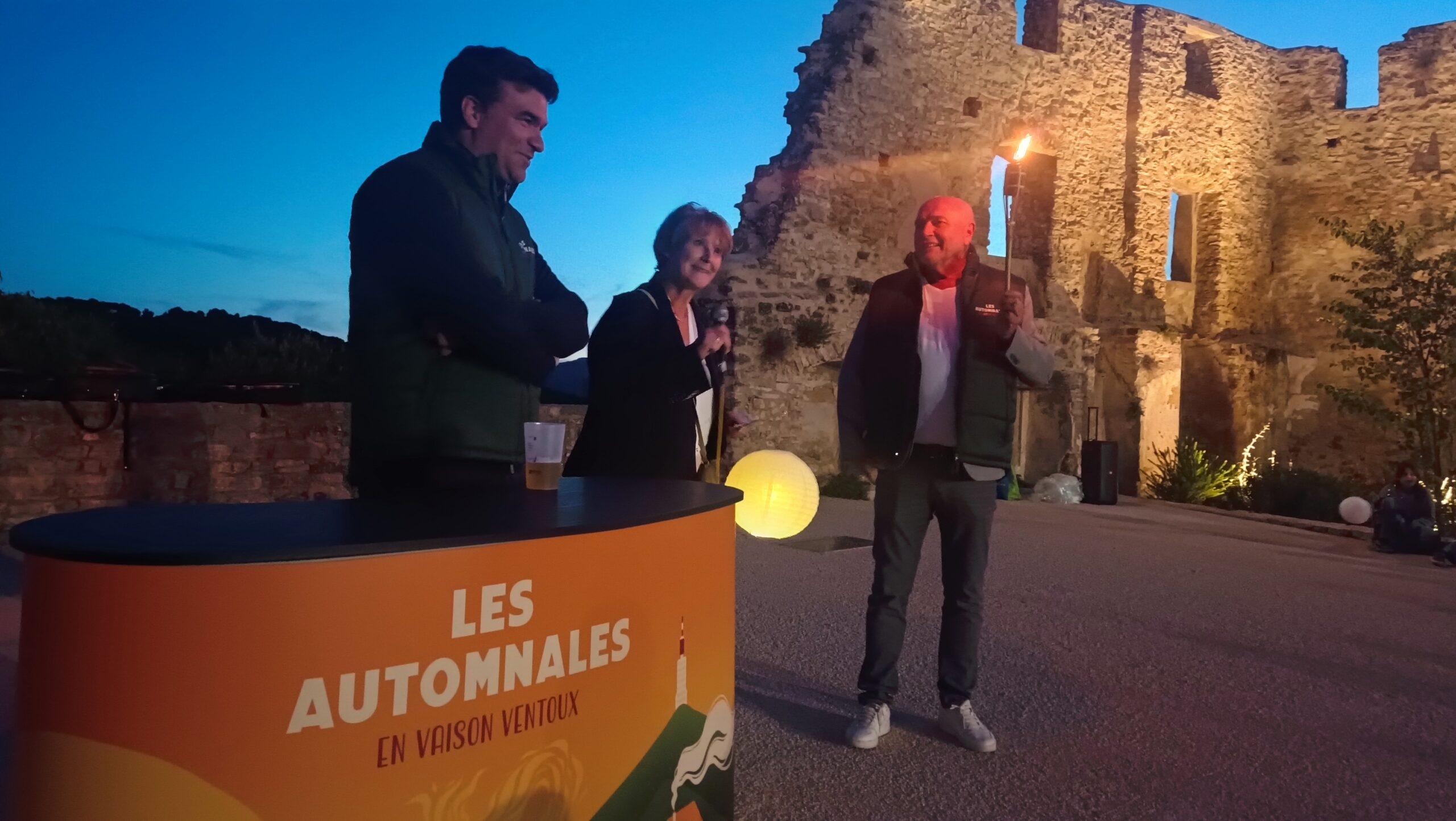 Les officiels des Automnales ouvrent la soirée, avec la remise de la flamme au Maire de Faucon, Corinne Gonny.