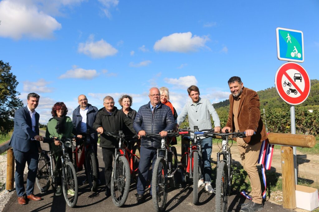 Élus et financeurs avec des vélos lors de l'ouverture à la circulation du 1er tronçon de la Véloroute de l'Ouvèze.