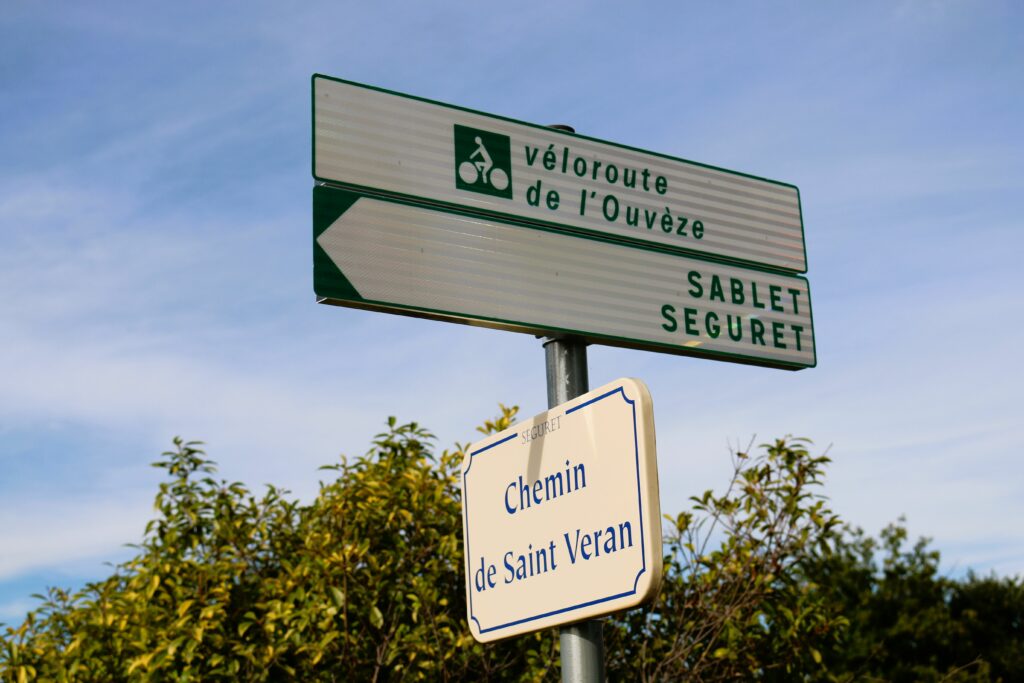Panneau directionnel installé au bord de la Véloroute de l'Ouvèze.