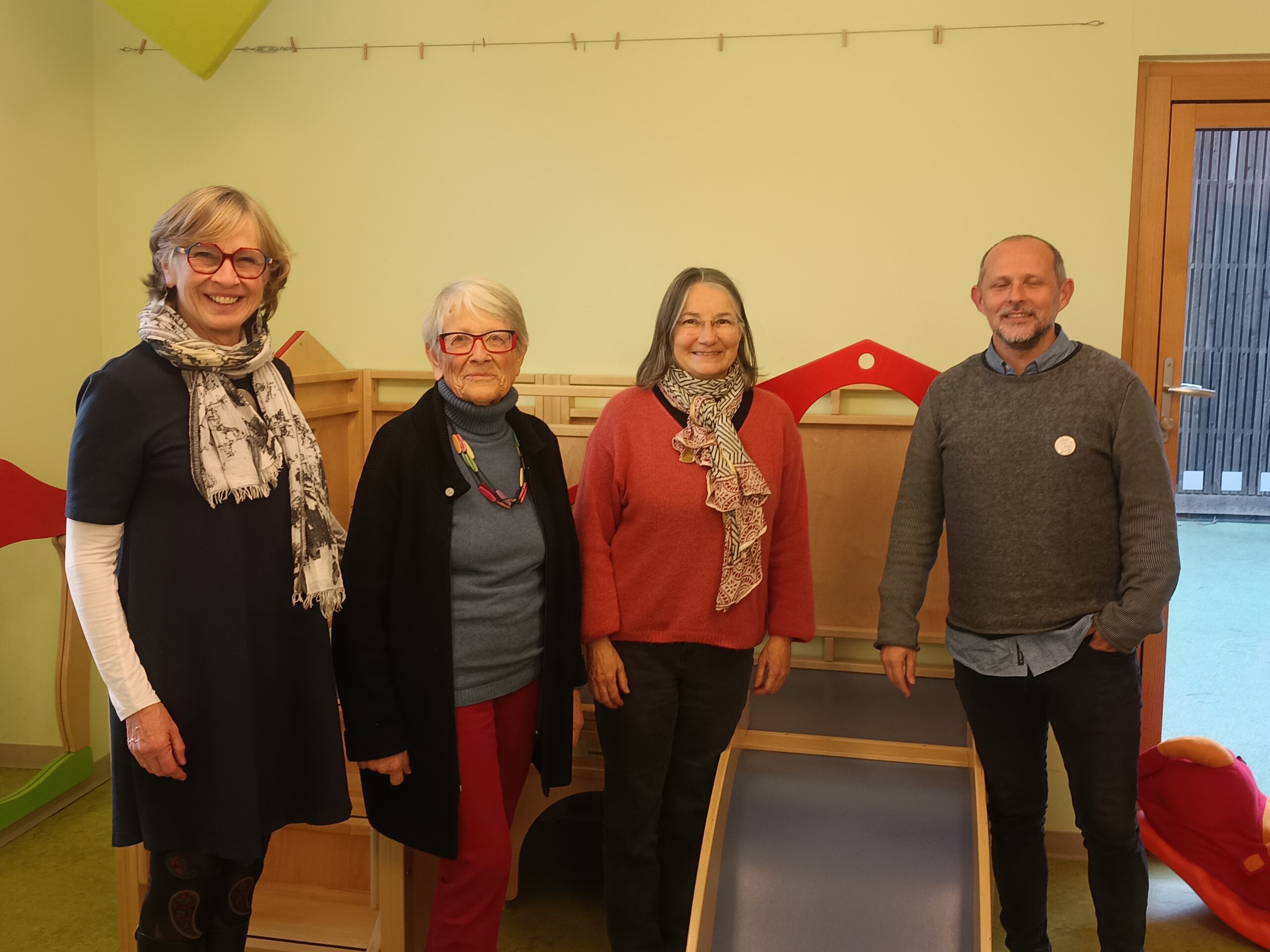 Deux bénévoles du LAEP posent pour la photo